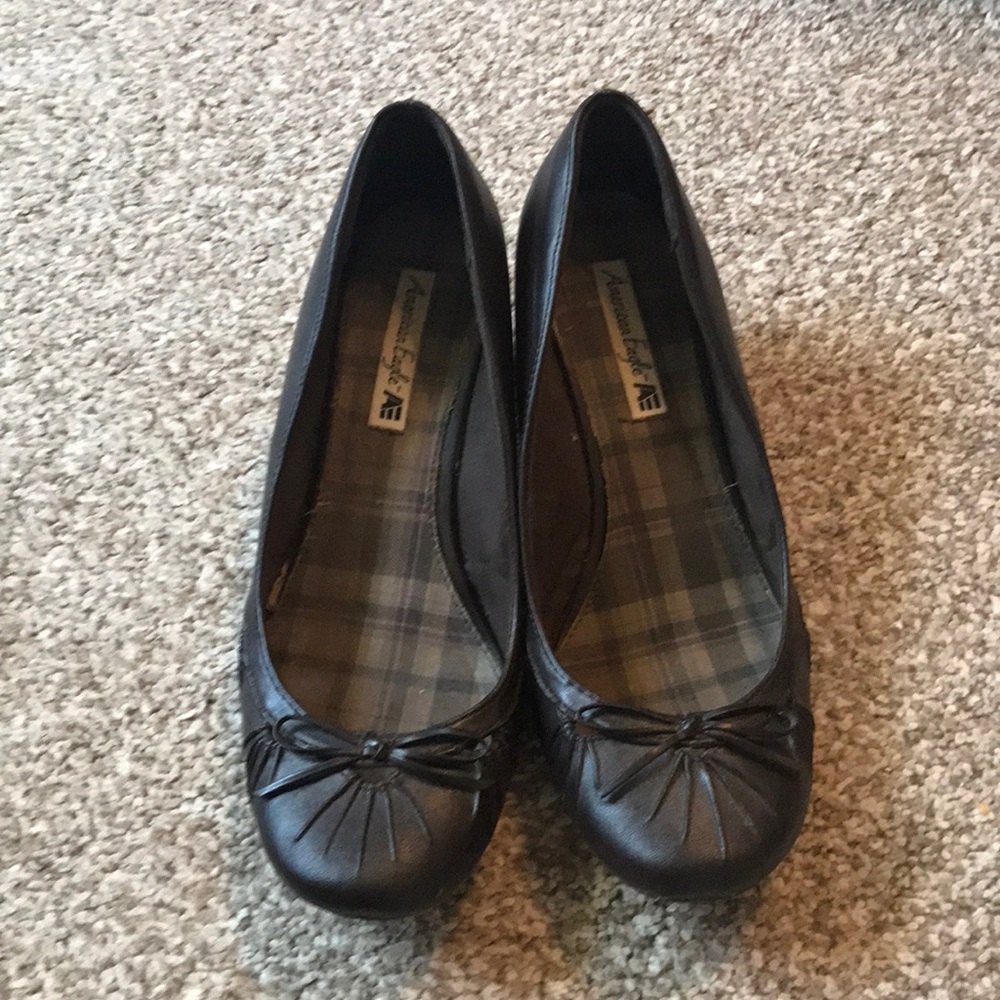 Cute brown wedges! Closed toe with tiny bow.